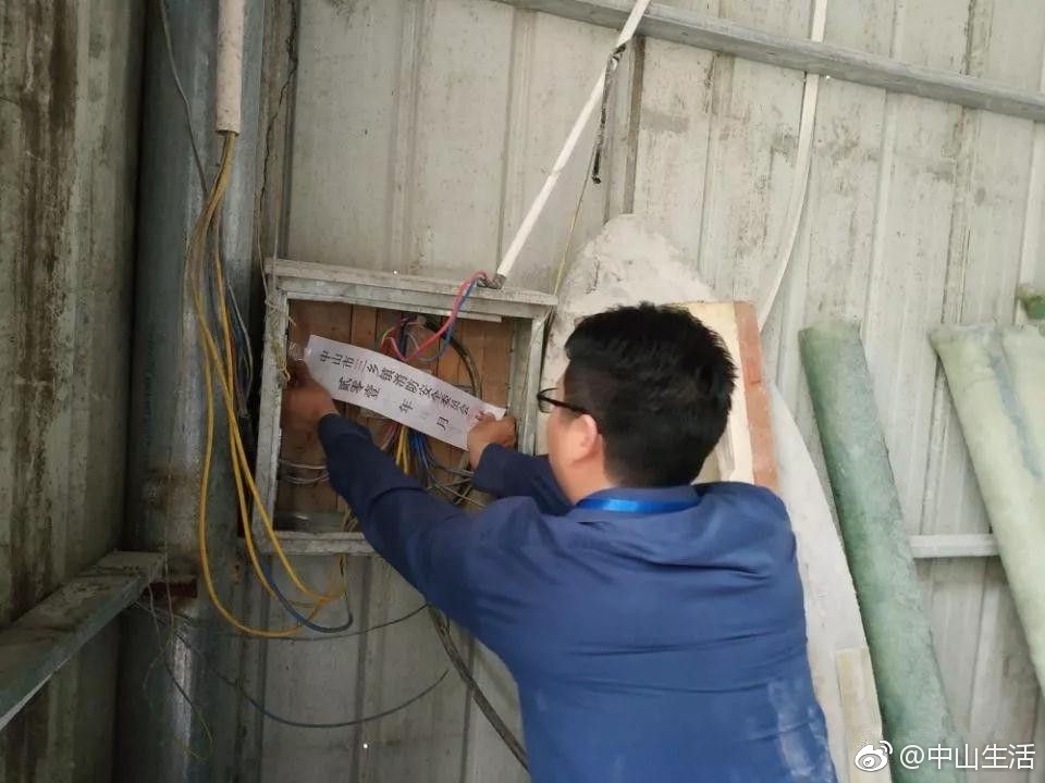 危險！中山一廠房內(nèi)驚現(xiàn)21噸危化品，老板因違規(guī)經(jīng)營被警方控制
